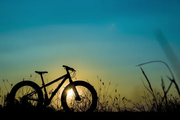 Красиве сонце небо і сніговий велосипед силует, силует жирний мотоцикл — стокове фото
