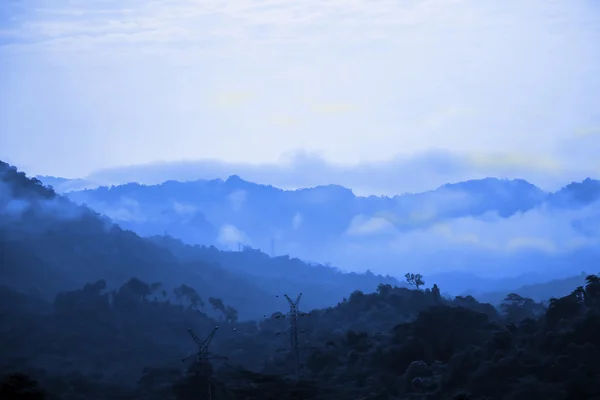 Blaue Berge mit nebligem, blauem Hintergrund — Stockfoto