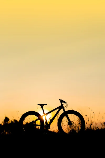 Silhouette fatbike  at sunset, fat tire bike at sunset — Stock Photo, Image