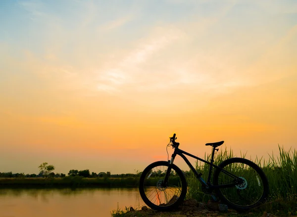 Rower na zachodzie słońca — Zdjęcie stockowe
