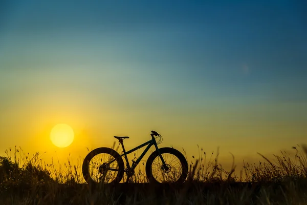 Silhueta fatbike ou bicicleta de neve ao pôr do sol — Fotografia de Stock