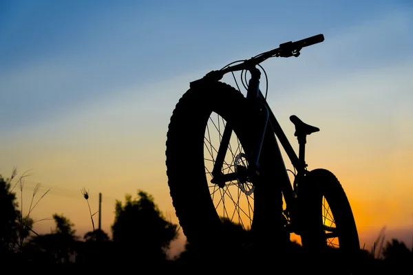 Silhouette Fatbike oder Snowbike bei Sonnenuntergang — Stockfoto