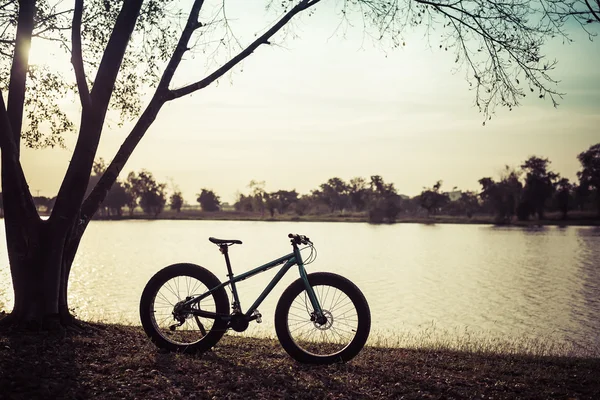 Silhueta do por do sol de bicicleta fatbike ou bicicleta de neve — Fotografia de Stock
