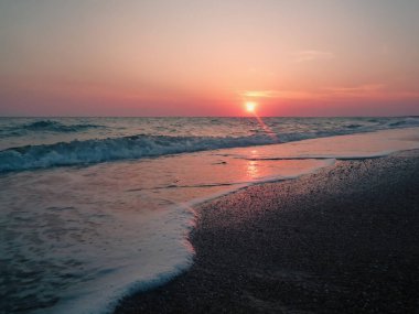 Sıcak bir altın gün batımı, siluetli doğal bir manzara üzerine çarpıcı bir ışık saçar. Parlayan gökyüzü turuncudan maviliğe geçişi, barışçıl ve zamansız bir atmosferi çağrıştırıyor. Doğa temaları, sükunet ve mevsimsel geçişler için ideal..