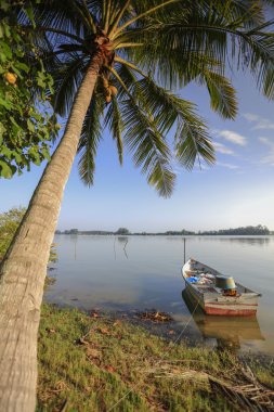 o mavi sabah üzerinde balıkçı tekneleri