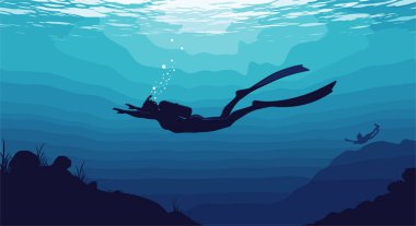 Huzurlu ve büyüleyici bir örnek, sakin okyanusun berrak derinliklerinde dalış yapan maceraperest bir scuba, güzel mavi suya kabarcıklar salıyor..