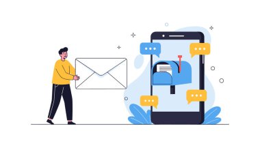 Dijital posta ve mobil iletişim temaları için ekranında posta kutusu olan akıllı telefona doğru büyük beyaz bir zarf taşıyan bir adam..