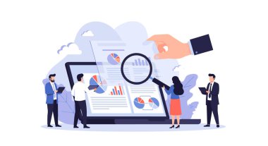 Bir grup analist dev bir dizüstü bilgisayardaki veri tablolarını incelerken, büyük bir el detaylı bir denetim sürecini sembolize etmek için büyüteç kullanıyor..