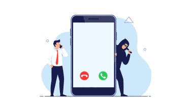 Bir bilgisayar korsanı siber güvenlik tehditlerini temsil eden büyük bir ekranın arkasına saklanırken masum bir işadamı cep telefonuyla konuşuyor..