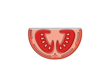 Küçük tohumlar ve domates suyuyla dolu iç odaları gösteren olgun kırmızı domates kesitini yakından incele..