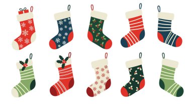 Kırmızı yeşil ve mavi renklerde çeşitli noel örnekleri var. Bayramlarda çizgili kar taneleri ve kutsal böğürtlenler gibi..