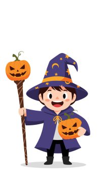 Cadılar Bayramı için mor büyücü kostümü giymiş genç bir çocuk balkabağı kaplı bir asa tutuyor ve gülümseyen bir balkabağı feneri taşıyor..