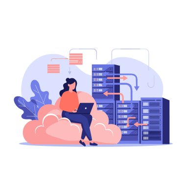 Bulut işleme teknolojisini temsil eden veri merkezi sunucu raflarının yanında otururken dizüstü bilgisayar kullanan kadın.