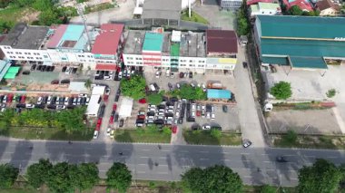 Ticari merkezler ve aktif merkezler içeren hareketli bir şehir manzarasının panoramik hava manzarası