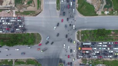 Yoğun araç akışına sahip hareketli bir şehir kavşağının dinamik hava görüntüsü