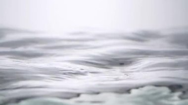 Dalgalanan suya yakın