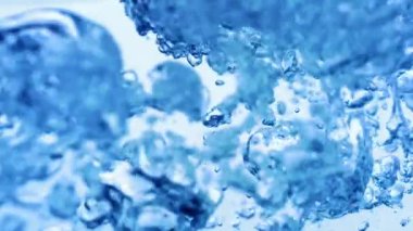 Yavaş çekimde suyun içinde kabarcıklar