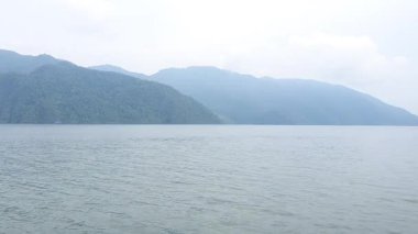 Arka planda göl ve dağlar