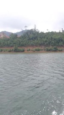 Dağlardaki nehir manzarası