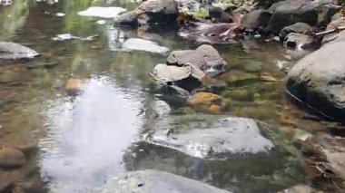 Nehre su sıçrıyor