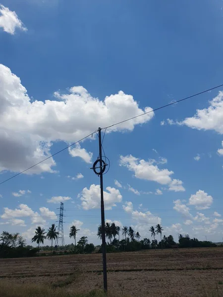 Gökyüzündeki yüksek voltaj kulesi