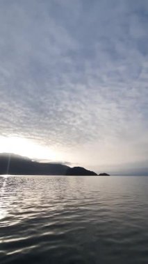 Güzel deniz manzarası, gökyüzü ve bulutlar