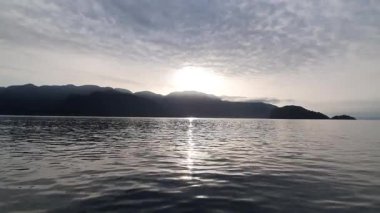 Denizin üzerinde güzel bir gün batımı 