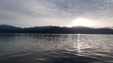 Denizin üzerinde güzel bir gün batımı 