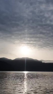 Denizin üzerinde güzel bir gün batımı 