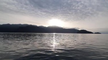 Denizin üzerinde güzel bir gün batımı