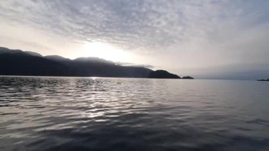 Denizin üzerinde güzel bir gün batımı