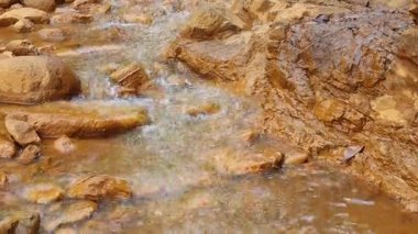 Dağlarda güzel bir şelale