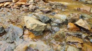 Kayalar, su akışı ve manzara 