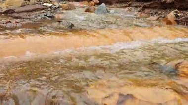 Dağlarda güzel bir şelale