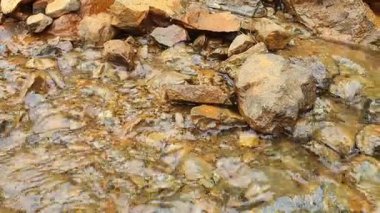 Bir taş yığınının yakın çekim görüntüsü.