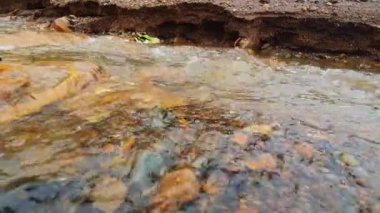 Dağlarda su akışı