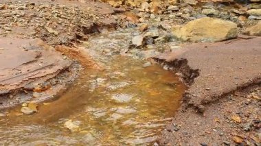 Dağlardaki bir nehrin suyu