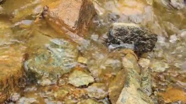 Bir kaya oluşumunun yakın plan çekimi.