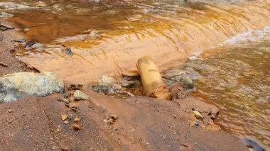 Köydeki nehrin güzel manzarası. 
