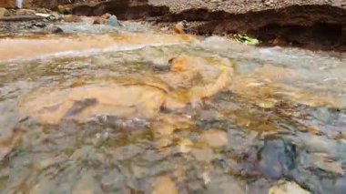 Su akar ve kahverengi taş 