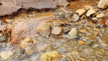 Dağlardaki nehrin güzel manzarası