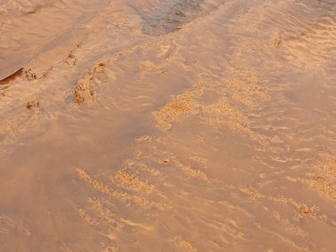 Nehirdeki su dalgaları