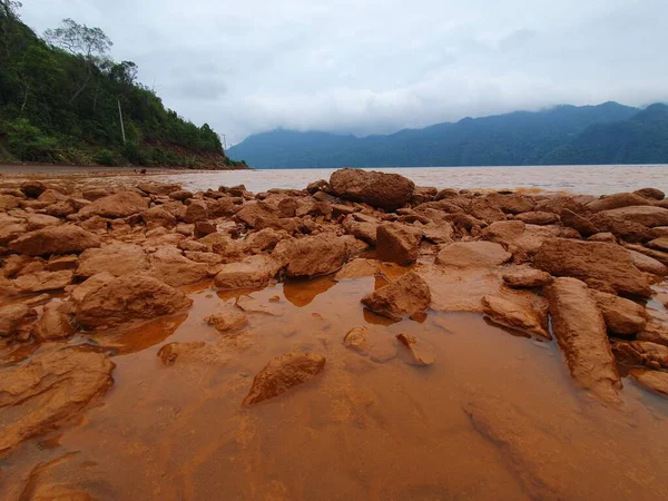 Dağlardaki nehrin güzel manzarası