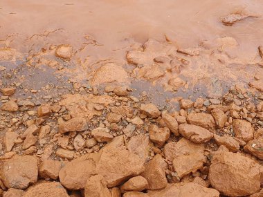 Çöldeki nehrin güzel manzarası
