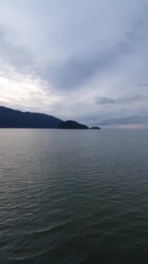 Dağlardaki sakin denizin güzel manzarası.