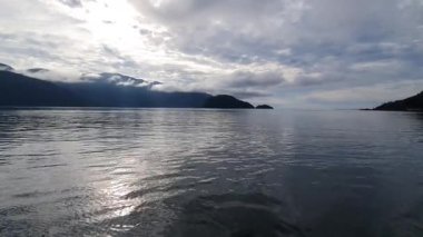 Okyanustan Endonezya adasına manzara 