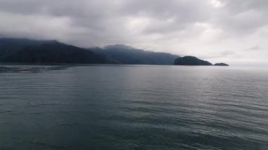 Dağları ve bulutları olan güzel bir manzara