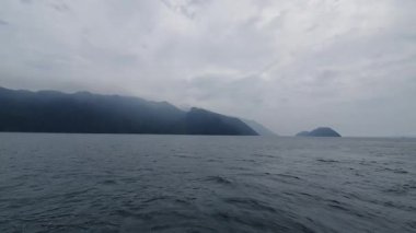 Deniz, dağlar ve gökyüzü 