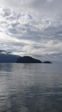 Deniz, dağlar ve gökyüzü 