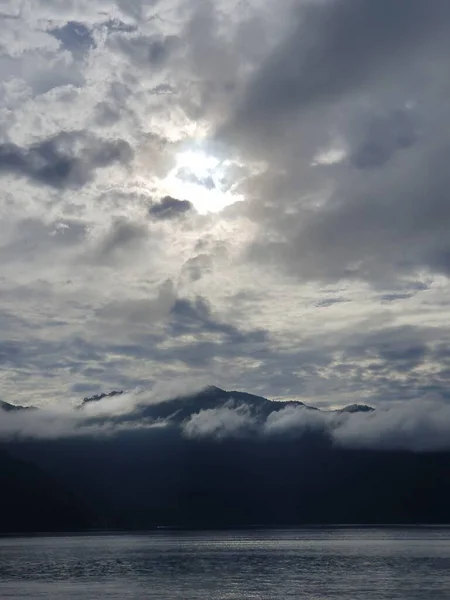 Denizin üzerinde güzel bir gün batımı